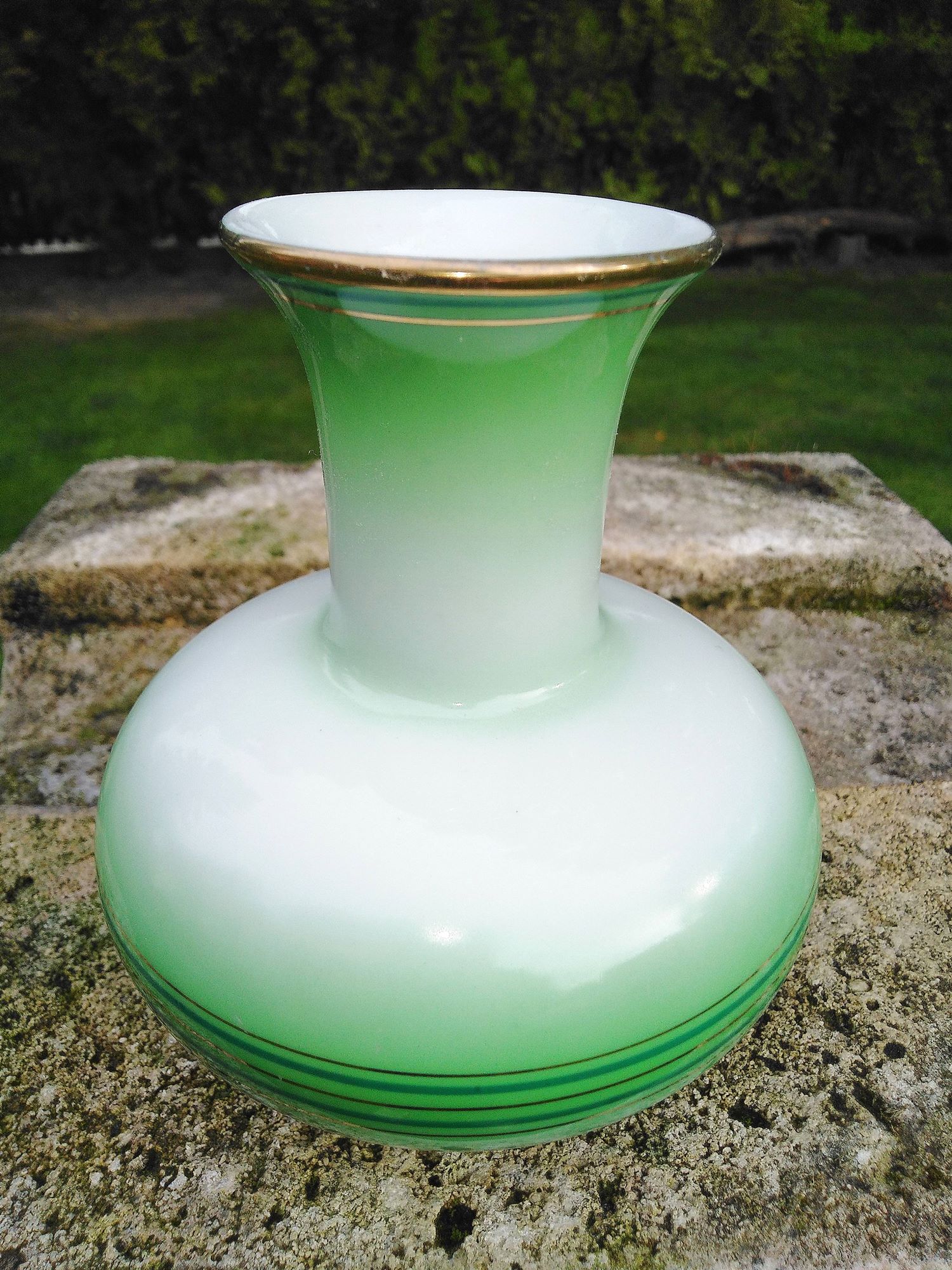 Kőbányai Porcelángyár zöld váza babérágas
