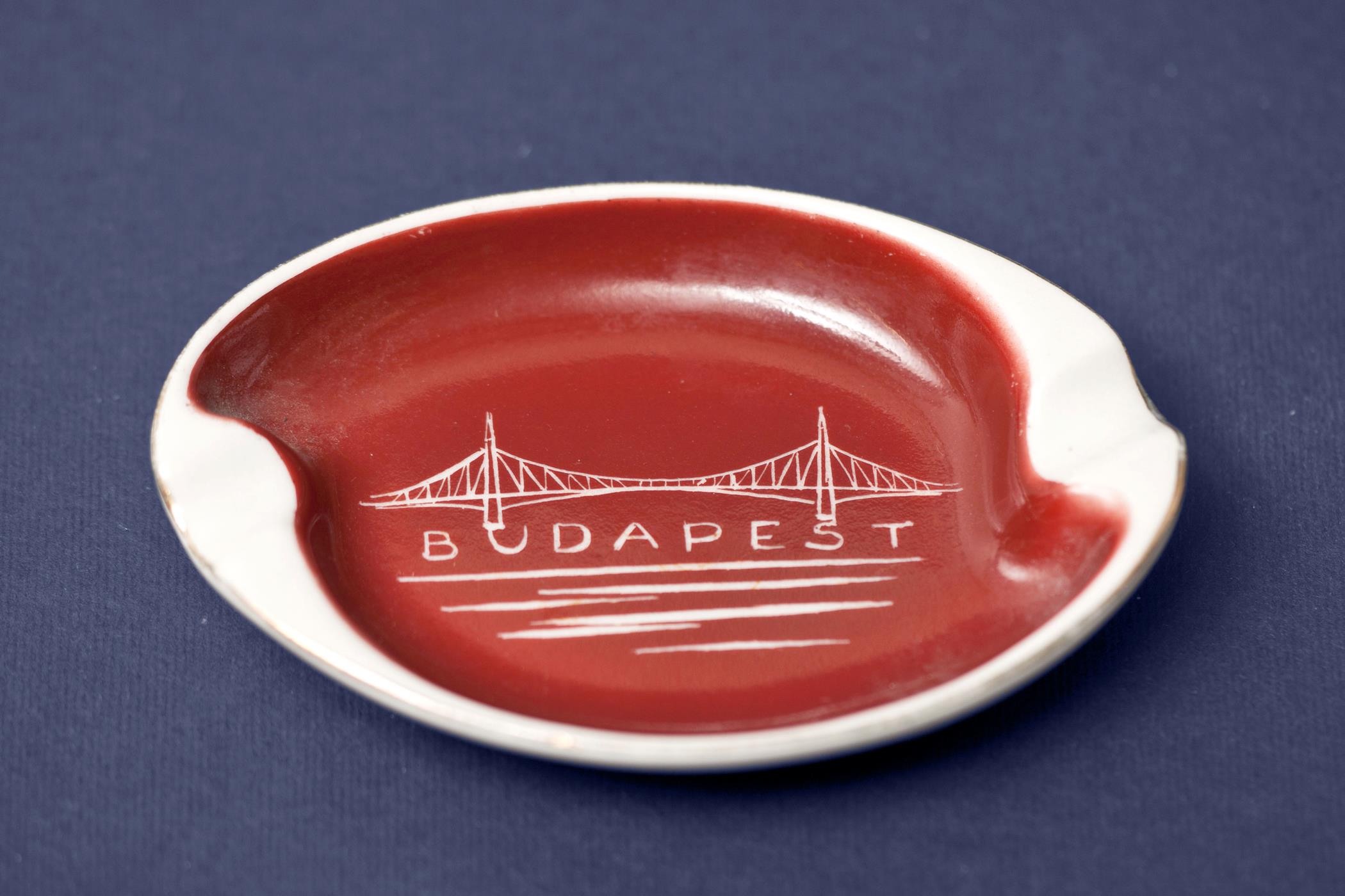 Kőbányai Porcelángyár hamutartó karcolt Budapest dekorral
